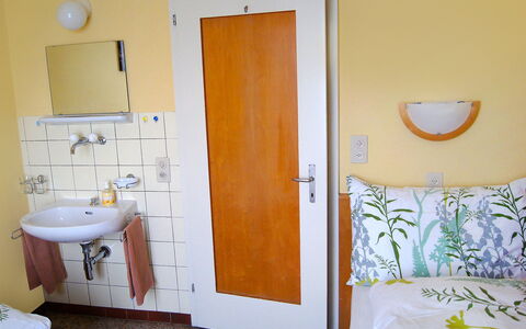 Carlo Cityview Lugano: Room, Orange, Bathroom, Yellow, Property, Door, Bathroom Accessory, Interior Design, Floor, Wall