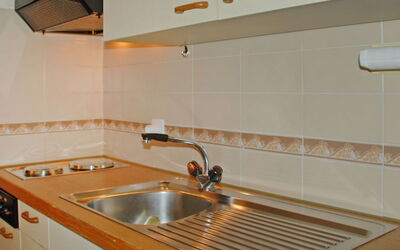 Residenza Parcolago Apt 018 mit Garten 100.29: Tap, Plumbing Fixture, Countertop, Kitchen Sink, Cabinetry, Sink, Wood, Kitchen, Interior Design, Kitchen Stove