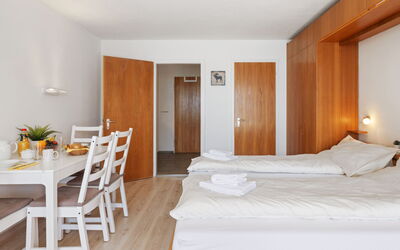 Accommodation:&nbsp;Promenade Apt 110 100.72