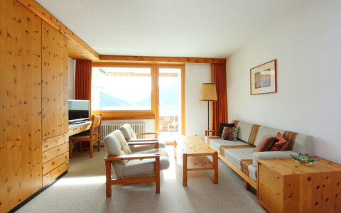 Davos 200: Room, Furniture, Property, Bed, Interior Design, Building, Bedroom, House, Floor, Ceiling