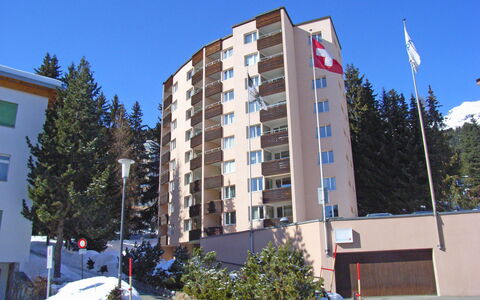 Davos 400: Sky, Building, Plant, Daytime, Window, Tree, Urban Design, Condominium, Tower Block, House
