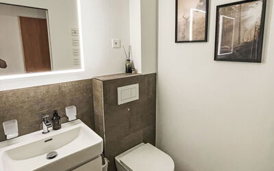 Accommodation:&nbsp;Parkareal Apt 404 400.12