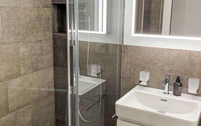 Accommodation:&nbsp;Parkareal Apt 404 400.12