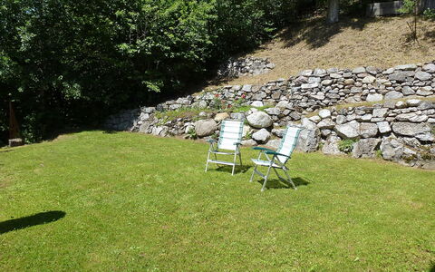 Deli: Lawn, Grass, Grass Family, Yard, Land Lot, Garden, Meadow, Tree, Shrub, Landscaping