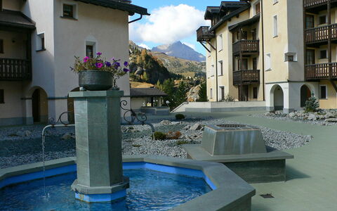 Utoring Plaz 030: Water, Sky, Building, Daytime, Property, Window, Azure, Cloud, Plant, Fountain