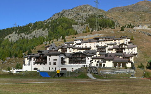 Utoring Plaz 030: Sky, Mountain, Natural Landscape, Tree, Highland, House, Biome, Plant, Building, Mountainous Landforms