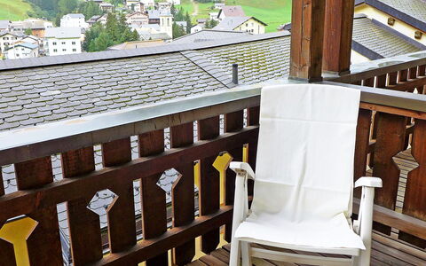 Utoring Plaz 030: Property, Room, Roof, House, Furniture, Home, Baluster, Chair, Building, Deck