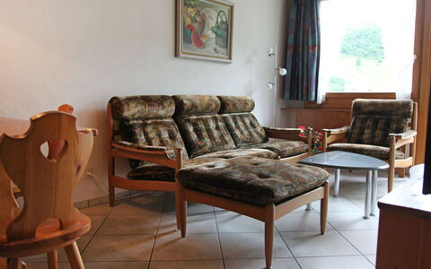 Utoring Plaz 030: Table, Couch, Furniture, Building, Property, Picture Frame, Comfort, Wood, Living Room, Chair