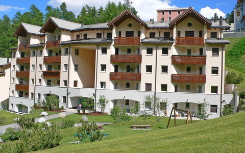 Chesa Flora 53: Building, Cloud, Plant, Sky, Window, Land Lot, Tree, Urban Design, Grass, House