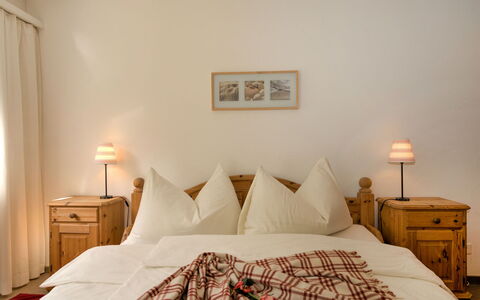Chesa Flora 53: Furniture, Property, Comfort, Textile, Wood, Lighting, Picture Frame, Lamp, Interior Design, Cabinetry