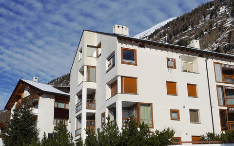 Pontresina 170: Cloud, Sky, Building, Plant, Window, Daytime, Urban Design, House, Snow