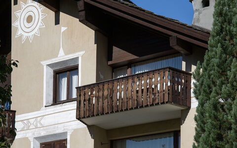 Chesa la Sajetta 12: Wood, Balcony, Baluster, Iron, Molding, Handrail, Window Covering, Paint, Fence, Window Treatment