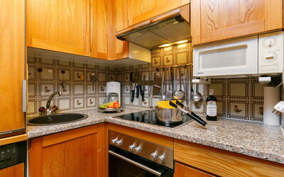Accommodation:&nbsp;Apt.31 200.32
