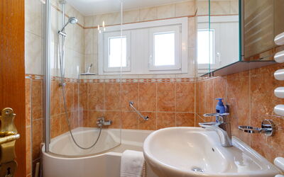 Accommodation:&nbsp;Apt.31 200.32