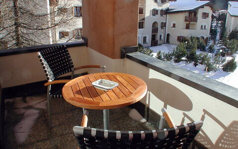 Chesa Prasüra 10: Property, Table, Architecture, Roof, Room, House, Real Estate, Tree, Building, Wood