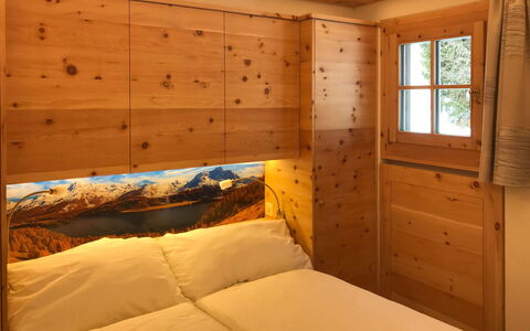 Chesa Alvetern 5: Property, Furniture, Comfort, Building, Window, Wood, Interior Design, Floor, Bed Frame