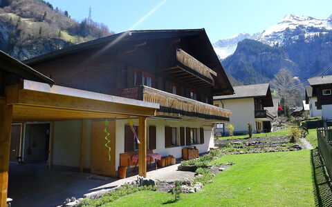 Untertal: Sky, Mountain, Building, Property, Window, Plant, House, Shade, Land Lot, Natural Landscape