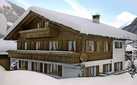 Untertal: Sky, Snow, Building, Cloud, Window, Wood, Mountain, Slope, House, Cottage