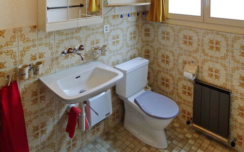 Untertal: Bathroom, Property, Room, Tile, Floor, Sink, Wall, Interior Design, Plumbing Fixture, Toilet