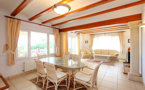 Faisa: Room, Property, Ceiling, Building, Interior Design, Furniture, Real Estate, Dining Room, House, Table
