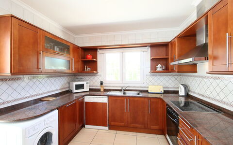 Faisa: Countertop, Property, Room, Cabinetry, Furniture, Kitchen, Building, Real Estate, Interior Design, House