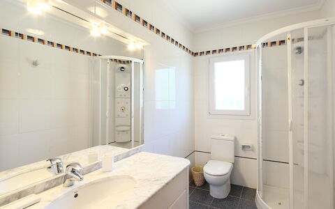Faisa: Bathroom, Property, Room, Interior Design, Plumbing Fixture, Building, Ceiling, Architecture, Real Estate, Bathtub