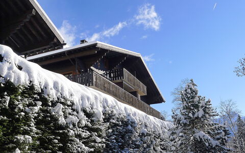 Les Bruyères 25: Sky, Cloud, Building, Snow, World, Slope, House, Window, Wood, Natural Landscape
