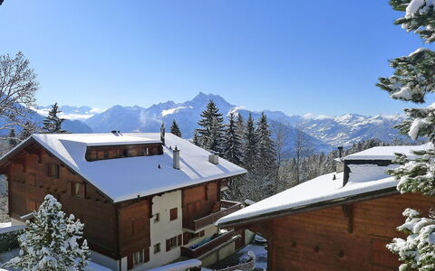 Les Bruyères 25: Snow, Winter, Property, Mountain, Mountainous Landforms, Roof, Sky, Home, Mountain Range, House