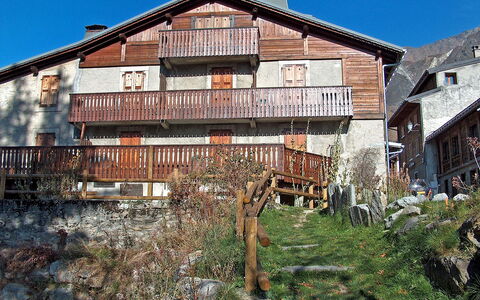 Chalet le Tour: Building, Sky, Plant, Property, Window, Wood, Land Lot, House, Neighbourhood, Residential Area