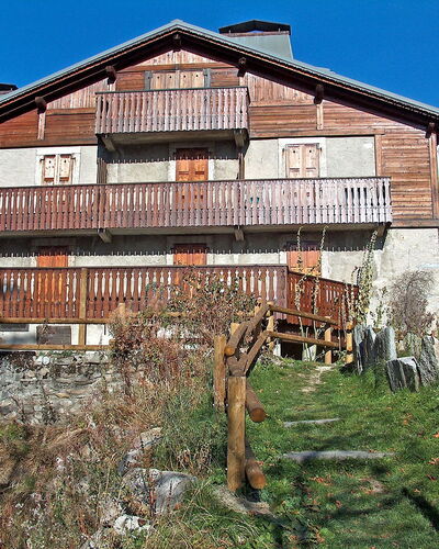 Chalet le Tour: Building, Sky, Plant, Property, Window, Wood, Land Lot, House, Neighbourhood, Residential Area