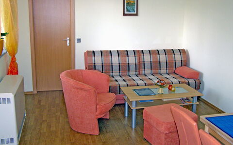 Goetheallee: Room, Furniture, Property, Floor, Interior Design, Table, Building, House, Bed, Bedroom