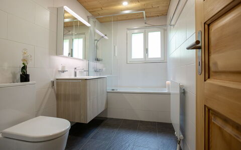 Villars 997: Mirror, Sink, Window, Plumbing Fixture, Bathroom, Floor, Flooring, Tap, Wood
