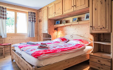 Ovronnaz 700: Wood, Interior Design, Furniture, Home, Bedroom, Bed, Drawer, Room, Cabinetry, Wood Stain