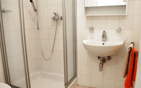 Top Lakeview: Bathroom, Property, Tile, Room, Tap, Plumbing Fixture, Shower Bar, Wall, Floor, Shower Panel