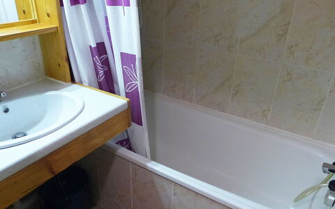 Chamonix 780: Bathroom, Purple, Shower Curtain, Property, Room, Tile, Wall, Floor, Plumbing Fixture, Toilet