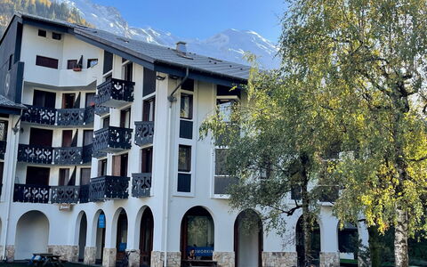 Chamonix 780: Sky, Plant, Property, Building, Window, Tree, Urban Design, Facade, Residential Area, Real Estate