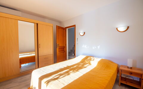 Le Cap: Furniture, Interior Design, Flooring, Floor, Wall, Bed, Wood, Room, Bedroom, Ceiling