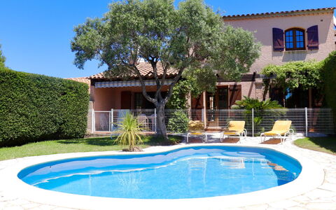 Le Cap: Water, Sky, Plant, Property, Blue, Building, Azure, Green, Window, Tree