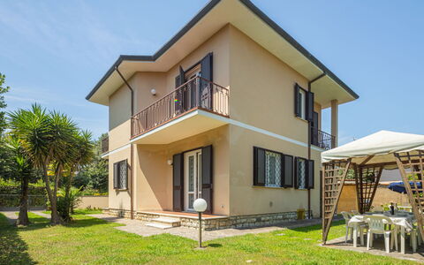 Antonia: Sky, Building, Plant, Window, Tree, House, Land Lot, Chair, Wood, Cottage