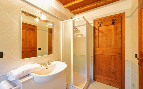 Greve in Chianti 840: Mirror, Tap, Sink, Plumbing Fixture, Property, Bathroom Sink, Bathroom, Door, Interior Design