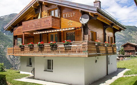 Kelly: Plant, Sky, Building, Cloud, Property, Window, House, Tree, Residential Area, Cottage