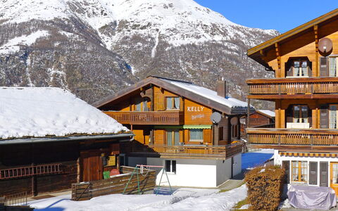 Kelly: Snow, Mountain, Sky, Window, Building, House, Slope, Mountainous Landforms, Mountain Range, Cottage