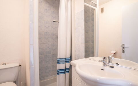 Les Amandiers: Mirror, Plumbing Fixture, Property, Tap, Sink, White, Bathroom, Bathroom Sink, Black, Azure