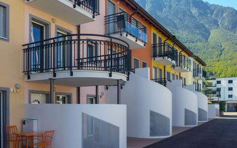Vasco de Gama B8 R: Building, Daytime, Window, Property, Sky, Blue, Architecture, Urban Design, Mountain, Neighbourhood