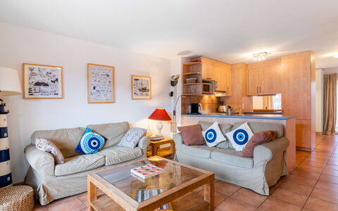 Vasco de Gama B8 R: Furniture, Table, Couch, Picture Frame, Blue, Azure, Comfort, Wood, Interior Design, Living Room