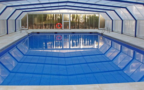 Sidney: Swimming Pool, Leisure Centre, Building, Leisure, Architecture, Daylighting, Real Estate, Hotel, Rectangle