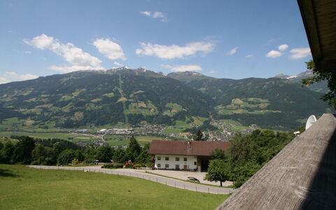Hamberg Hütte: Sky, Cloud, Property, Mountain, Building, Ecoregion, Vegetation, Highland, Land Lot, Plant