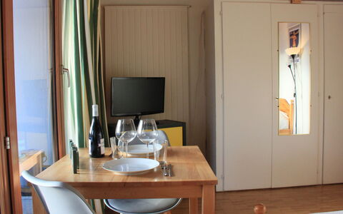 Villars 175: Furniture, Table, Property, Comfort, Wood, Interior Design, Floor, Living Room, Building, Desk