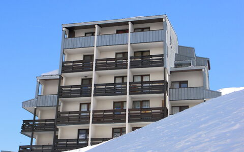 Tignes 280: Sky, Building, Window, Azure, House, Urban Design, Condominium, Plant, Tree, Tower Block