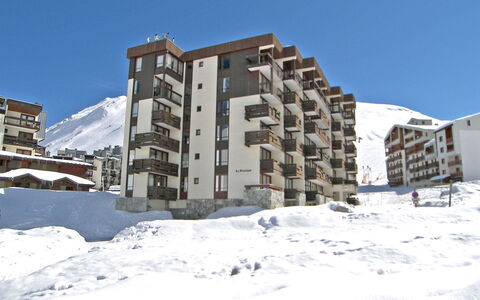 Tignes 290: Sky, Building, Property, Snow, Window, Slope, Urban Design, House, Condominium, Freezing